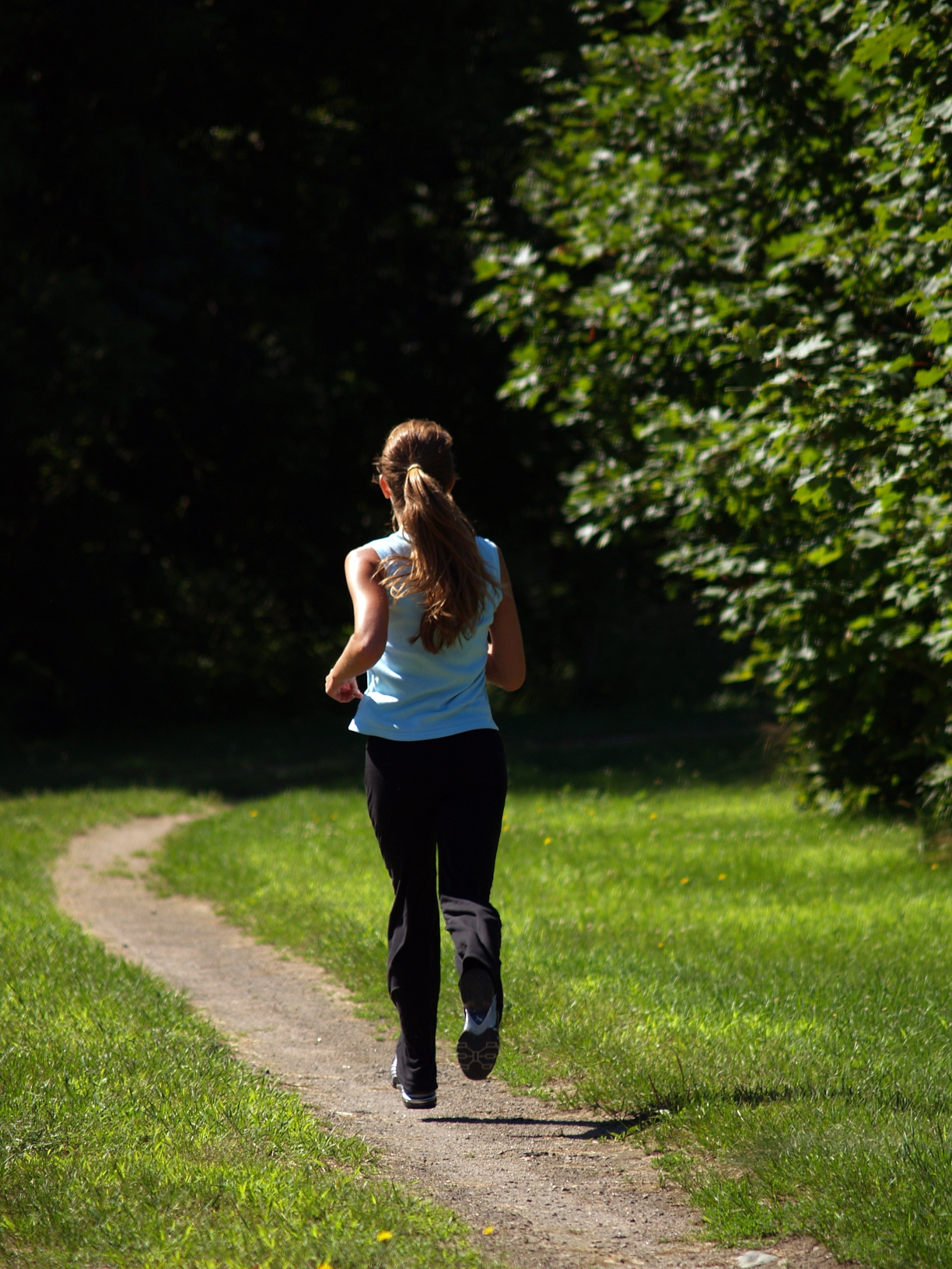 Can you go on walking. Бег девушки. Девушка бегает. Женщина бежит. Девушка на пробежке.